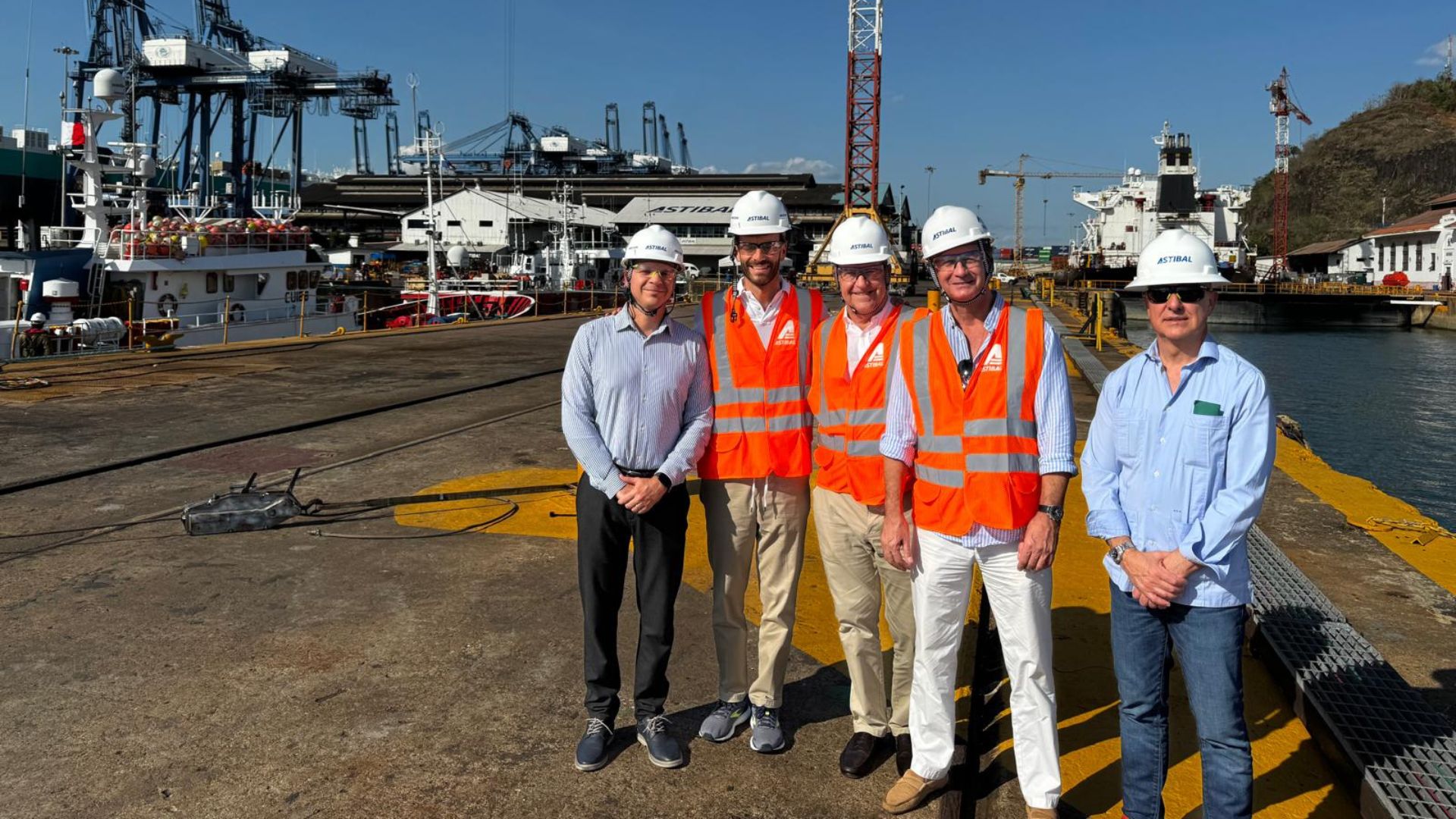 Pedro Ortega y Luis Padrón López durante su visita a ASTILLEROS PUERTO DE BALBOA, acompañados por German Carlos Suárez Calvo, CEO de ASTICAN, ASTANDER y ASTIBAL