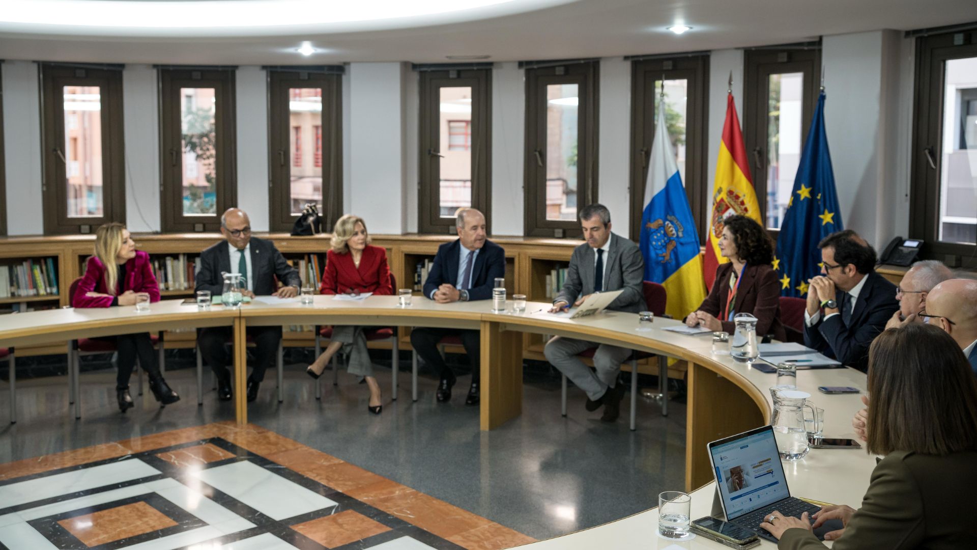 Reunión de la CCE con el Gobierno de Canarias y representantes empresariales del comercio para analizar el impacto de las transacciones comerciales realizadas a través de internet en las Islas