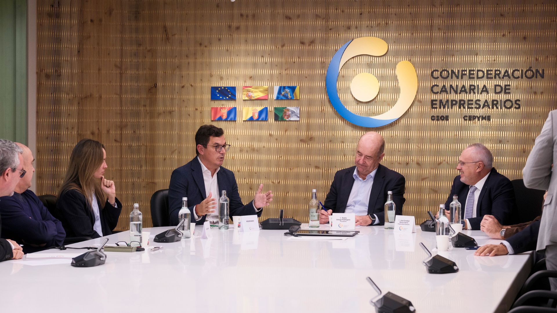 Reunión de la CCE con el consejero de Obras Públicas, Vivienda y Movilidad y la directora general de Transportes y Movilidad del Gobierno de Canarias