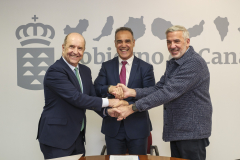 Firma del convenio de cooperación para premiar trabajos fin de grado sobre el Régimen Económico y Fiscal de Canarias.