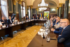 Pedro Ortega durante el encuentro con la vicepresidenta tercera del Gobierno de España y ministra para la Transición Ecológica y el Reto Demográfico en la sede de la Delegación del Gobierno