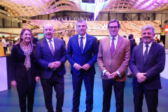 Visita del presidente de la CCE al stand de Canarias en FITUR 2025, junto a representantes del Gobierno de Canarias, CEOE y CEOE Tenerife.