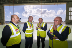Visita del presidente y del vicepresidente ejecutivo de la CCE a las instalaciones de Binter Canarias, acompañados por su consejero delegado y su coordinador general