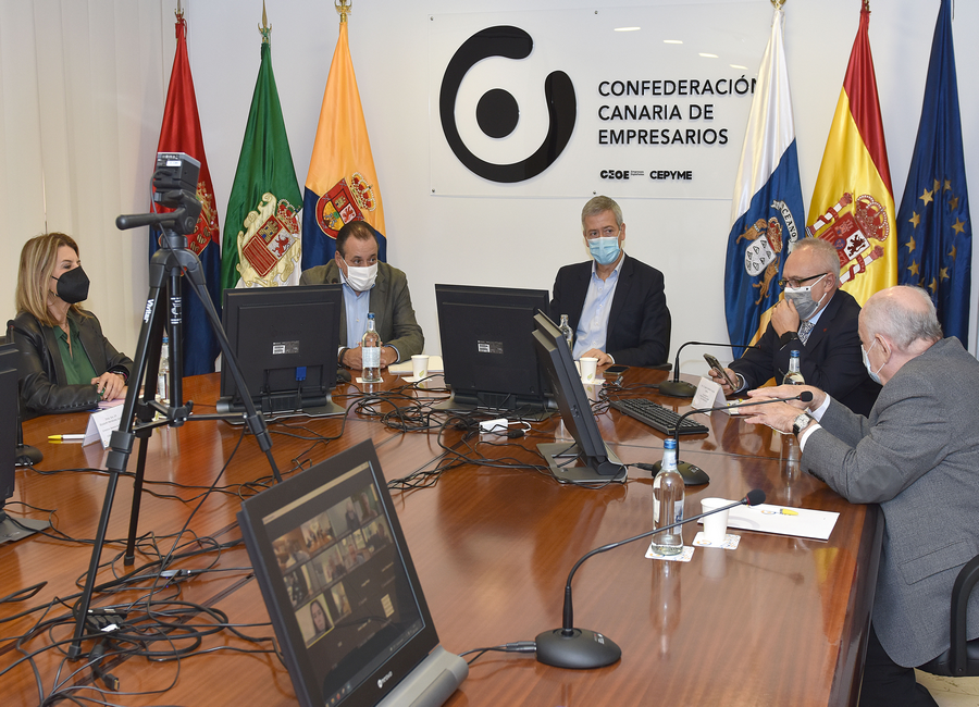 Reunión de la Junta Directiva de la CCE con el Consejero de Sanidad, Blas Trujillo, y con Elisabeth Hernández, Di